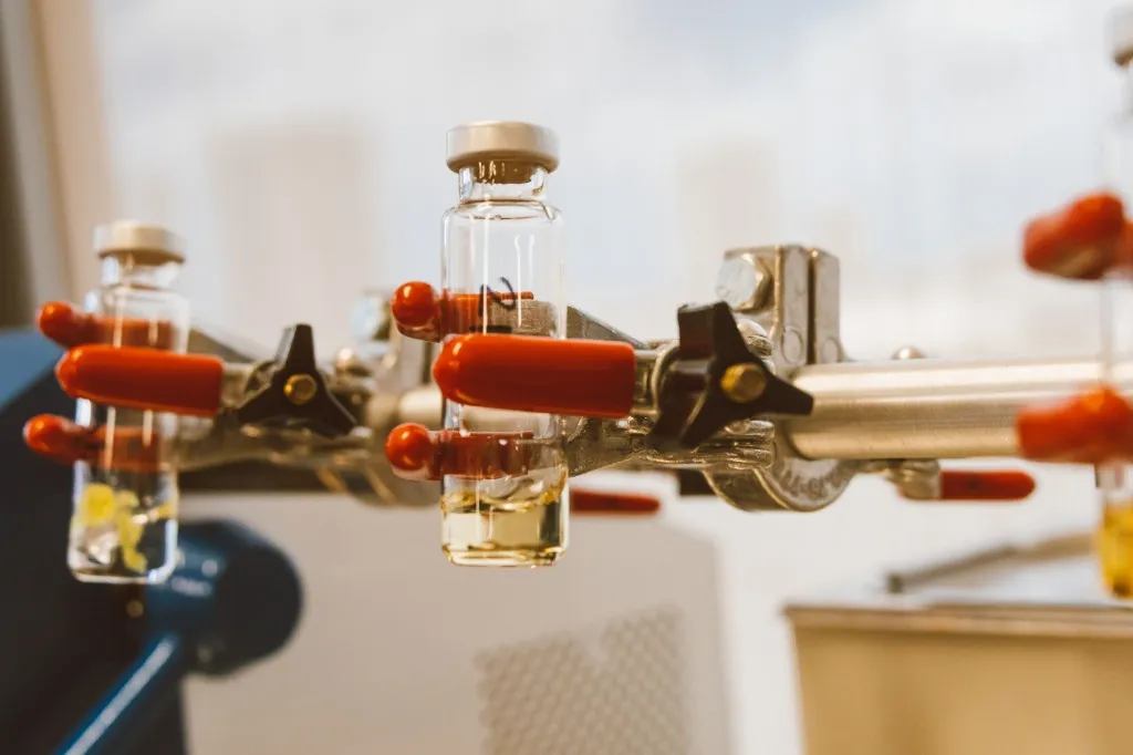 Laboratory vials and clamps for blend uniformity analysis